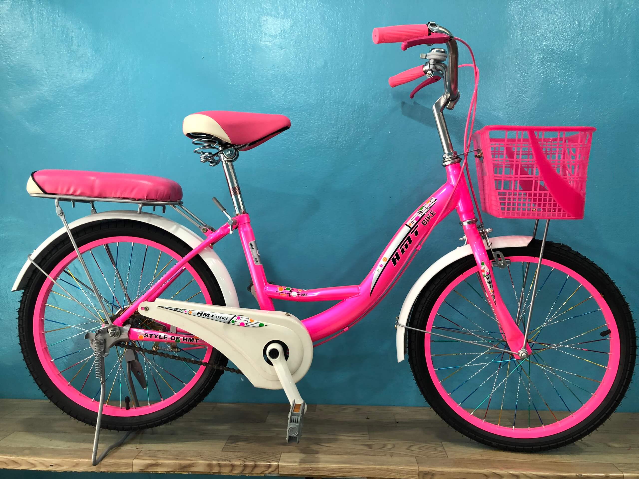 Xe đạp phổ thông 20 inch HMT màu hồng - Hàng công ty Bạn đang tìm kiếm một chiếc xe đạp phổ thông với kiểu dáng đẹp và màu sắc nổi bật? Xe đạp phổ thông 20 inch HMT màu hồng sẽ là sự lựa chọn hoàn hảo cho bạn. Với thiết kế đơn giản nhưng tinh tế, xe đạp HMT sẽ mang lại trải nghiệm đi xe tuyệt vời cho bạn. Đặc biệt, sản phẩm này là hàng công ty chất lượng, đảm bảo uy tín và an toàn cho người sử dụng.