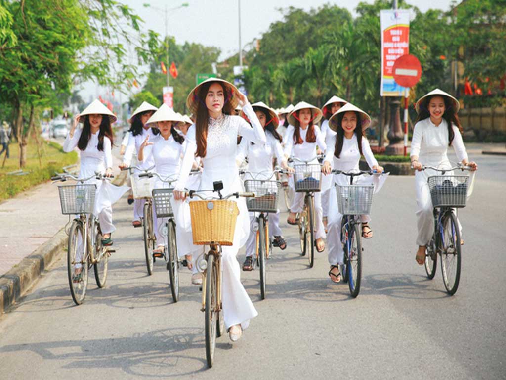 Học sinh đạp xe trong tà áo dài duyên dáng