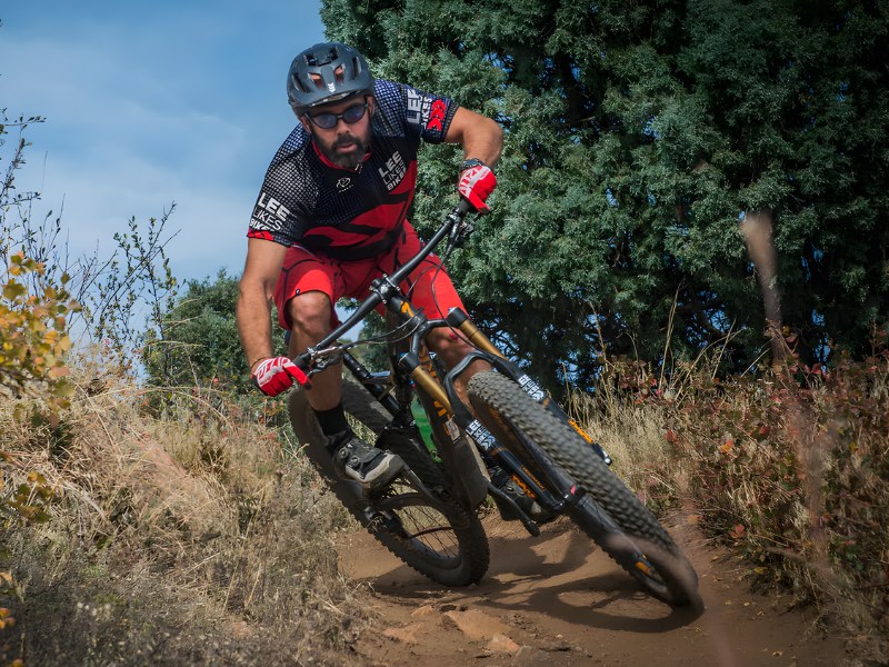 Tư Thế Đạp Xe Đúng Cách: Đạp Không Mỏi, Tránh Chấn Thương 8 Tư thế đạp xe địa hình đúng giúp tối ưu tốc độ