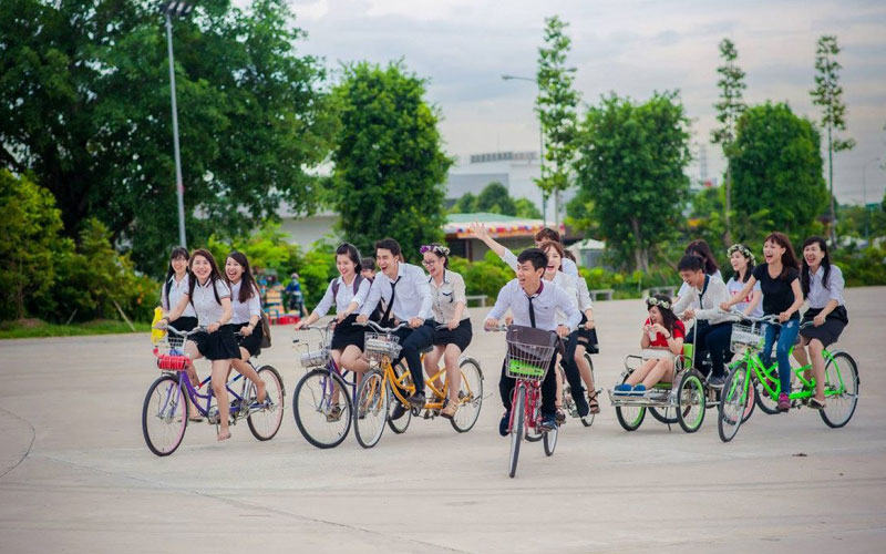 Xe đạp học sinh: Xe đạp học sinh là một phương tiện giao thông phổ biến giúp các em đi học mỗi ngày. Hãy xem hình ảnh để cảm nhận sự thực tế và trải nghiệm của các học sinh khi điều khiển chiếc xe đạp yêu thích của mình trên những con đường quen thuộc!