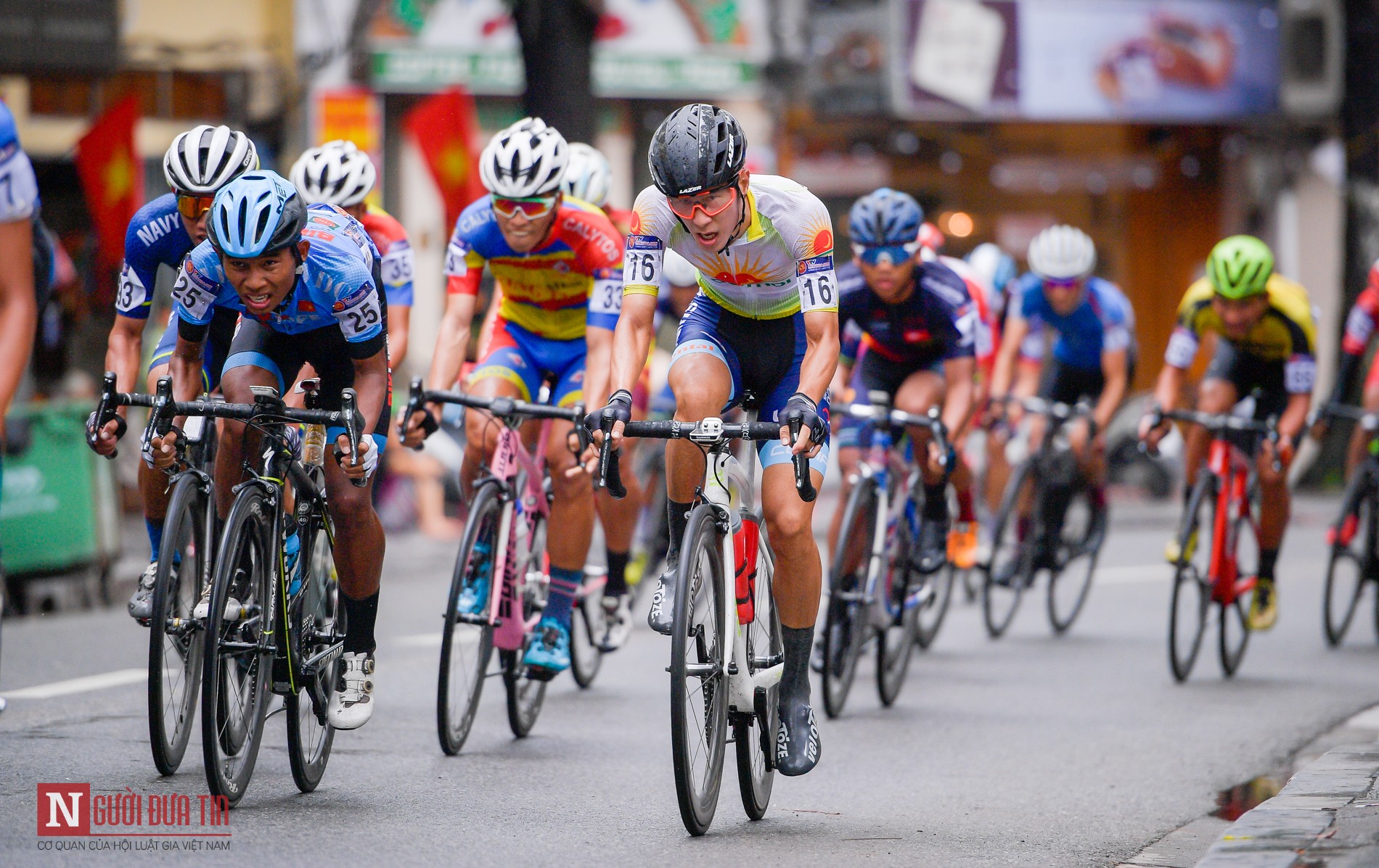 Thưởng thức những hình ảnh nghẹt thở của những chuyên gia xe đạp đua, khi họ đối mặt với những thách thức khó khăn trên đường đua với sự tốc độ và kỹ năng của mình.