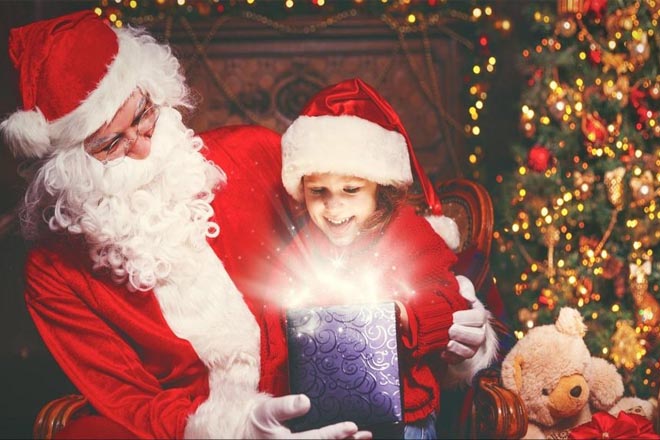 Hãy cùng nhau mang niềm vui đến với trẻ em trong mùa Giáng sinh với những món quà đầy ý nghĩa. Hình ảnh quà Noel cho trẻ nhỏ sẽ khiến bạn cảm thấy ấm lòng và hạnh phúc. Hãy đến và thưởng thức những khoảnh khắc đáng yêu này!