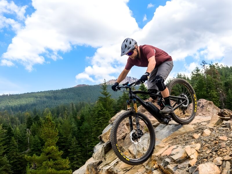 Hướng Dẫn Sử Dụng Xe Đạp Cho Người Mới Từ A - Z 9 Dồn lực vào phía sau khi xuống dốc