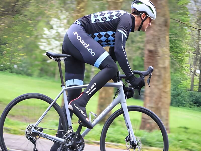 Hướng Dẫn Sử Dụng Xe Đạp Cho Người Mới Từ A - Z 10 Mắt luôn nhìn thẳng để quan sát phía trước