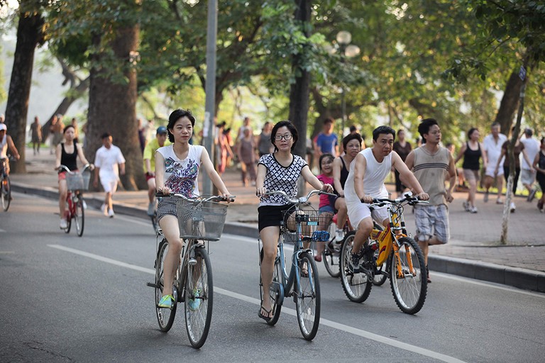 Bạn lo lắng về tác động của ánh nắng mặt trời khi đi xe đạp? Hãy xem ảnh các chiếc áo giữ nhiệt, khăn trùm đầu và kính râm giúp bảo vệ sức khỏe và đem lại sự thoải mái cho người đi xe đạp.