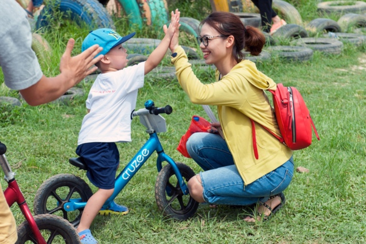 4 Trò Chơi Đi Xe Đạp Thú Vị Giúp Trẻ Em Vận Động 2 Trò chơi đi xe đạp khiến bé vui vẻ trên chiếc xe vừa vặn và an toàn