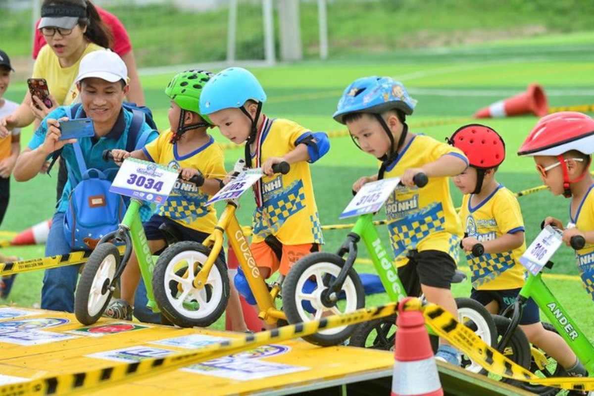 4 Trò Chơi Đi Xe Đạp Thú Vị Giúp Trẻ Em Vận Động 54 Đi trên mặt cong thử thách thú vị giúp bé nâng cao khả năng giữ thăng bằng