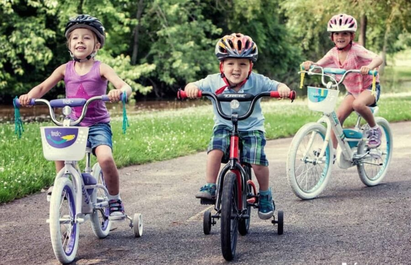 Để các bé không cảm thấy nhàm chán trong việc vận động, trò chơi kết hợp xe đạp trẻ em là một giải pháp tuyệt vời. Chơi cùng bạn bè trên chiếc xe đạp và tận hưởng cuộc sống ngoài trời là cách tuyệt vời để giữ cho các bé vui vẻ và khỏe mạnh. Cùng ngắm những trò chơi kết hợp xe đạp trẻ em đầy thú vị và bổ ích nhé!