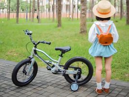 Chọn khu vực mát mẻ, thoáng đảng và ít xe cộ khi cho bé đi xe