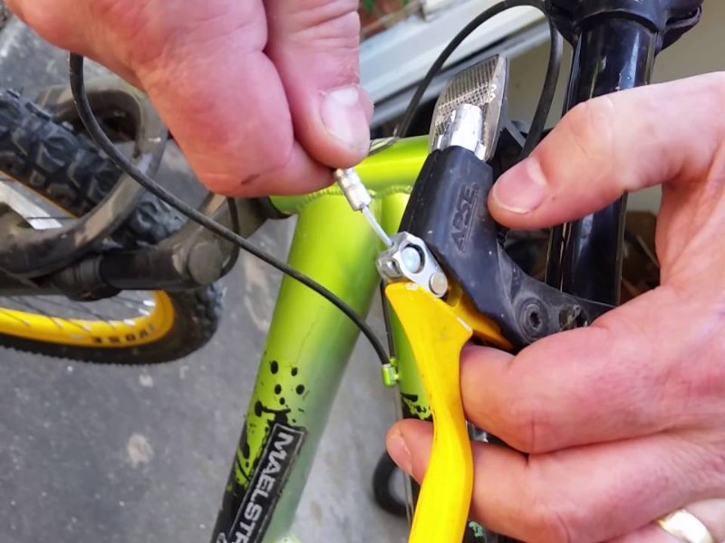 Cách Lắp Phanh Xe Đạp Trẻ Em Đúng Chuẩn 2 Nới lỏng và xác định vị trí phanh xe đạp