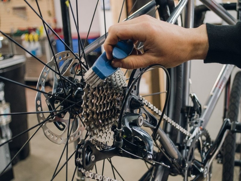 Kỹ Thuật Cơ Bản Khi Vệ Sinh Xe Đạp Thể Thao 6 Làm sạch bộ phận truyền động giúp xe vận hành tốt