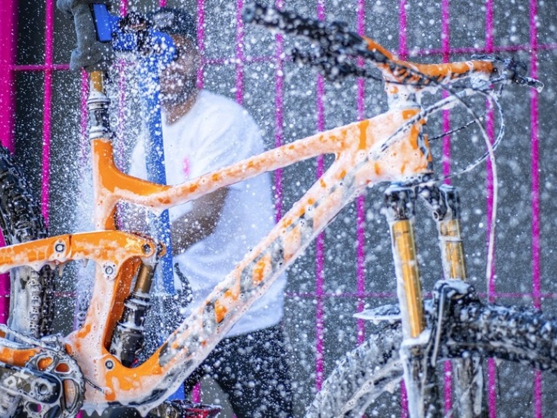 Kỹ Thuật Cơ Bản Khi Vệ Sinh Xe Đạp Thể Thao 4 Làm ướt sơ bộ cho xe đạp thể thao, giúp loại bỏ bùn đất