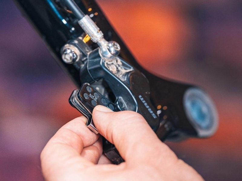 Các Bước Thay Má Phanh Đĩa Xe Đạp Thể Thao 8 Lắp má phanh đĩa xe đạp mới tăng hiệu quả phanh