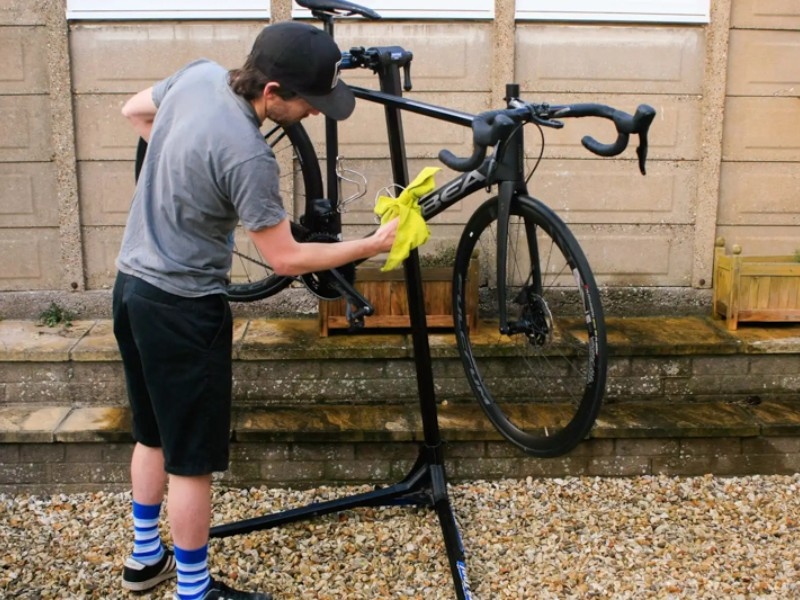 Kỹ Thuật Cơ Bản Khi Vệ Sinh Xe Đạp Thể Thao 7 Lau khô sạch để đảm bảo xe không bị gỉ sét