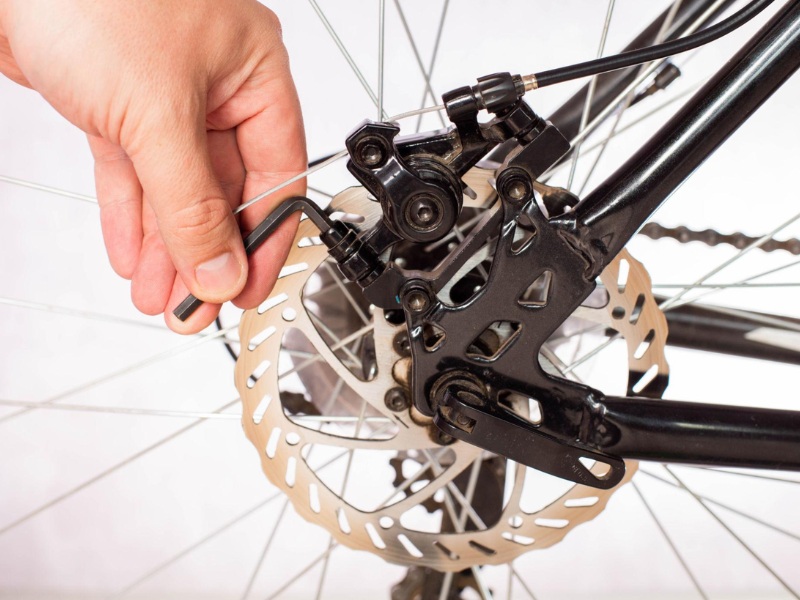 Các Bước Thay Má Phanh Đĩa Xe Đạp Thể Thao 6 Tháo má phanh đĩa xe đạp đúng cách, tránh làm lệch heo phanh