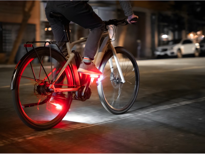 7 Lưu Ý Đạp Xe Trời Mưa Không Nên Xem Nhẹ 5 Đèn xe giúp đảm bảo an toàn khi di chuyển