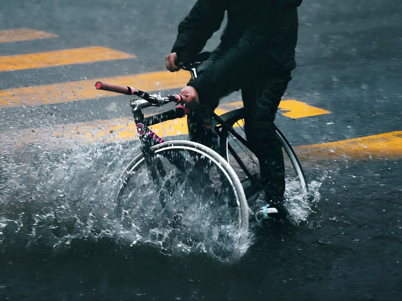 7 Lưu Ý Đạp Xe Trời Mưa Không Nên Xem Nhẹ 8 Đi xe đạp tránh các ổ gà, vũng nước lớn đảm bảo an toàn