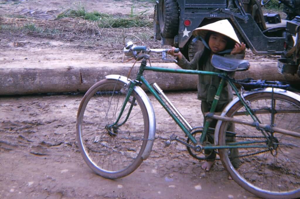 Thợ sửa xe tái chế xe đạp tặng trẻ em nghèo  VTVVN