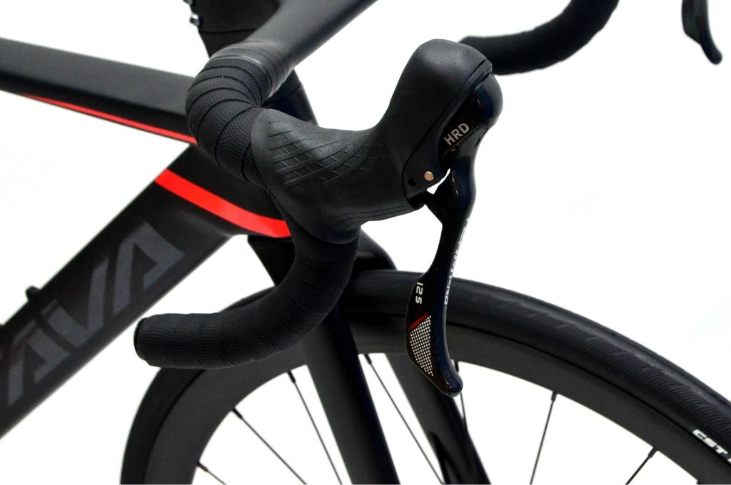 Xe đạp đua Sava X7 - thiết kế bánh trơn, ít gai giúp di chuyển linh hoạt trên đường thẳng