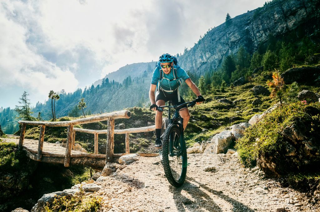 Đạp xe đạp leo núi giúp rèn luyện sức khỏe toàn diện