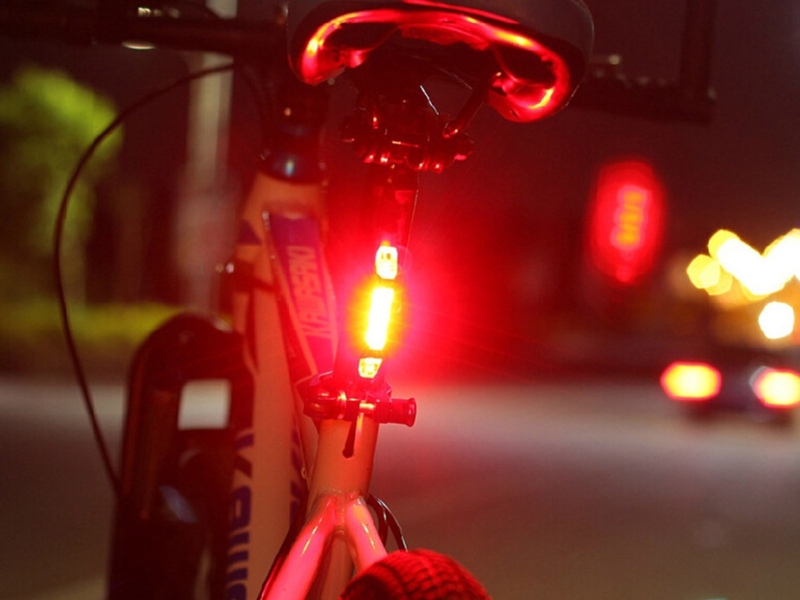 Bộ Đèn Xe Sạc Trước Sau 6 Đèn sau thường có màu đỏ nhằm cảnh báo người khác khi di chuyển