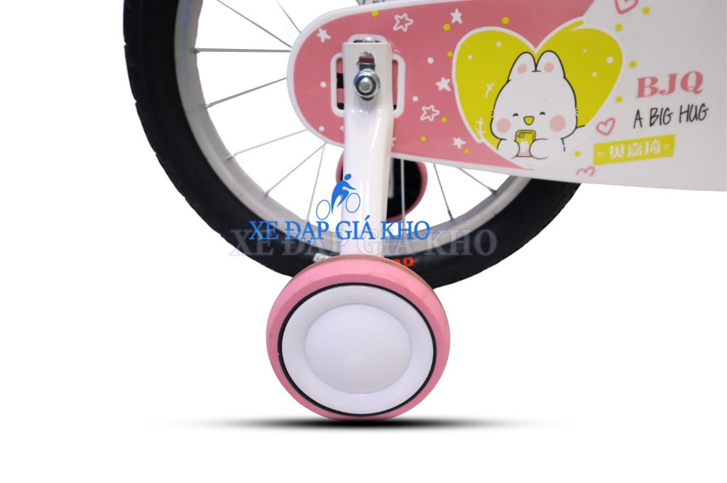 Xe Đạp Trẻ Em Borgki 14 Inch được gắn bánh phụ giúp bé tập xe một cách tự tin