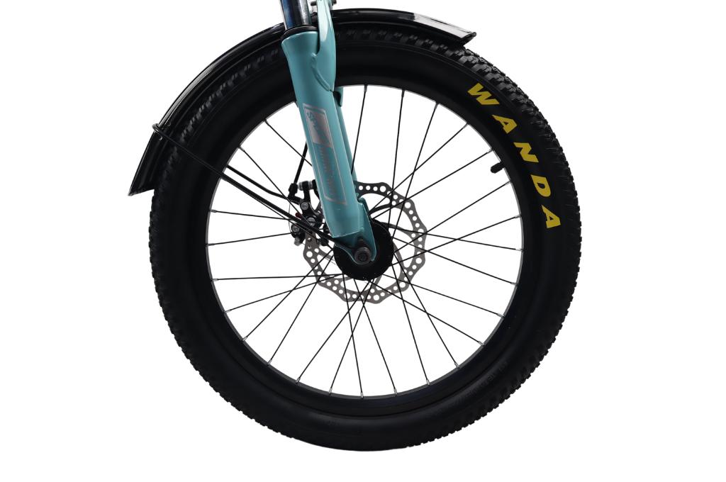 Bánh Xe được thiết kế với nhiều gai và rãnh nhỏ giúp chống trơn trượt, hao mòn