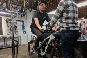 Bảo dưỡng xe đạp địa hình băng đồng.