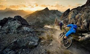 Xe đạp địa hình băng đồng di chuyển linh hoạt trên địa hình sỏi, đá.