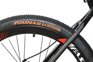 Bánh xe có rãnh bự giúp xe bám đường tốt