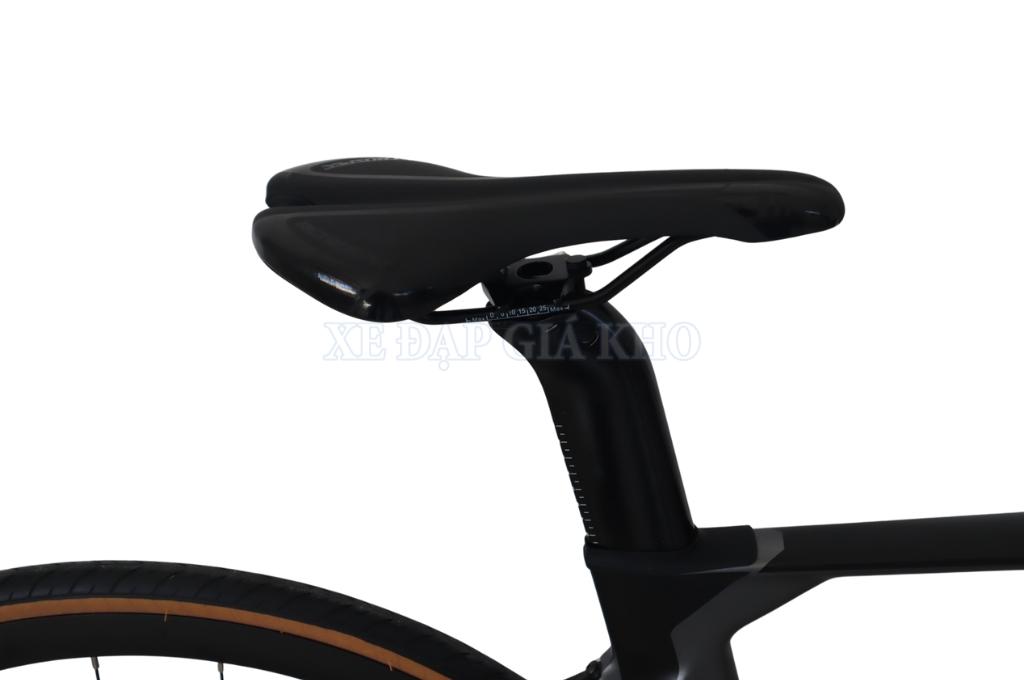 Yên xe đạp đua bao bọc lớp da mềm có tính đàn hồi