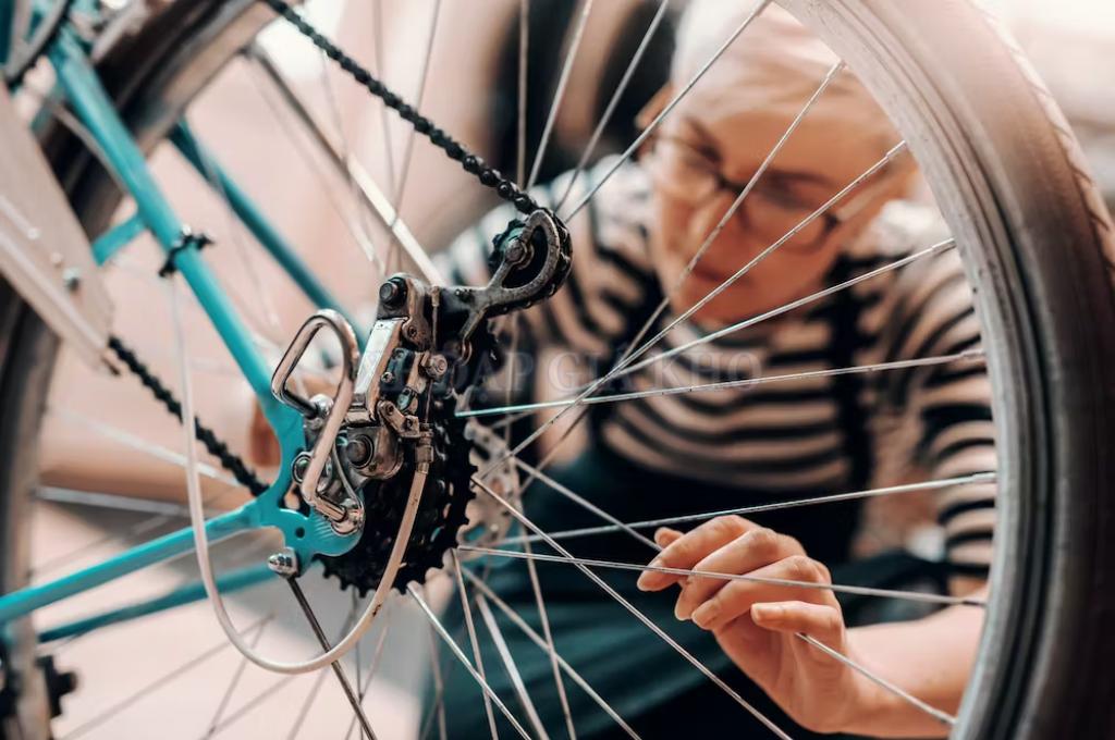 Các chuyên gia kiểm tra, sửa chữa và bảo dưỡng xe đạp một cách cẩn thận