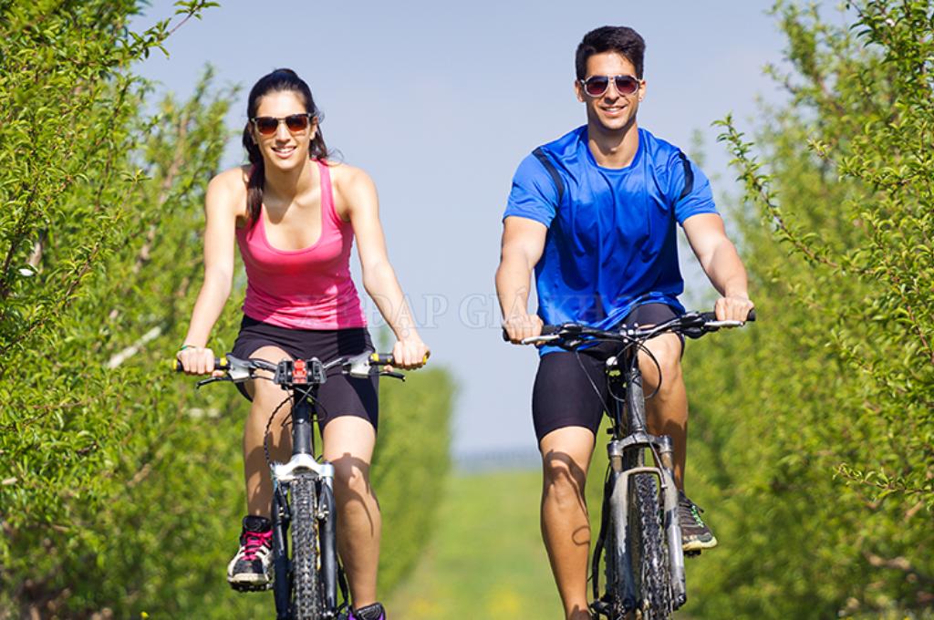 Chọn trang phục đạp xe có màu sắc nhạt để tạo cảm giác dễ chịu