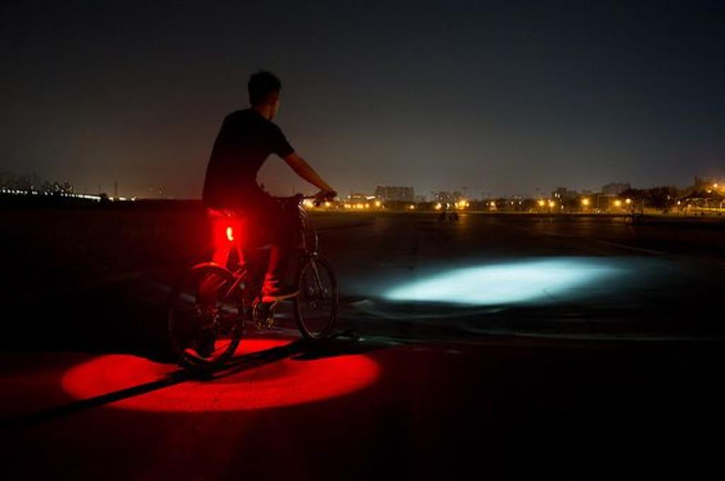 Đèn trước và sau giúp người đạp xe dễ dàng điều khiển xe trên đường