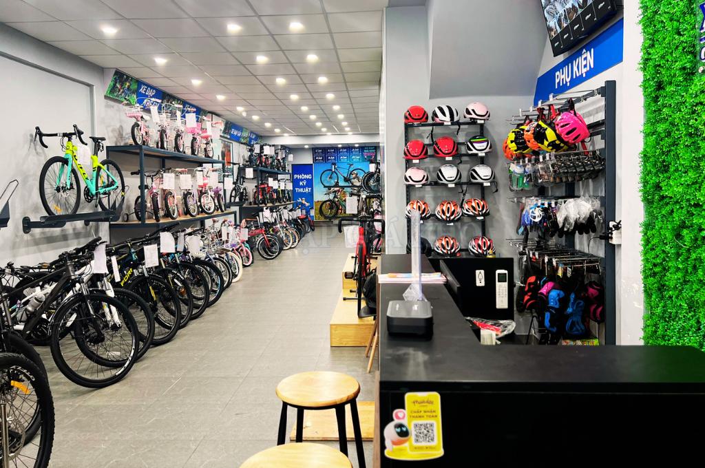 Không gian cửa hàng hiện đại với đa dạng các dòng xe đạp