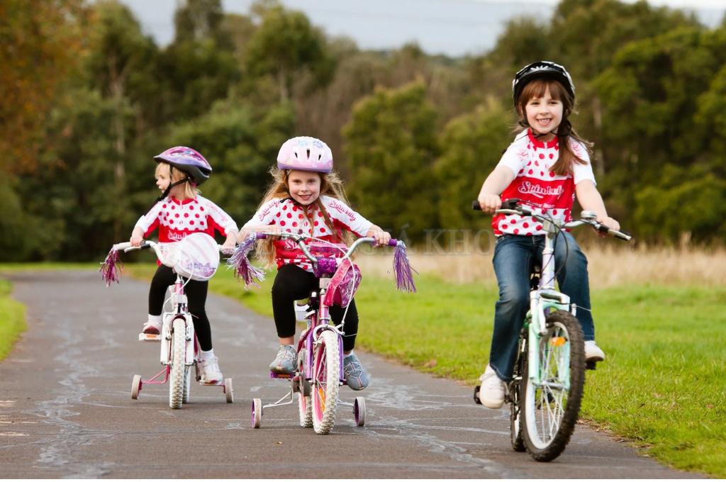 Xe đạp có hỗ trợ bánh sau giúp bé giữ thăng bằng khi ngồi 