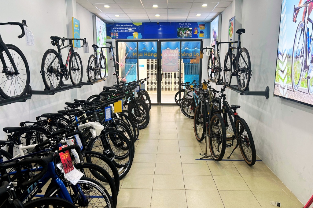 Không gian mua sắm rộng rãi thuận tiện cho khách hàng lựa chọn xe đạp