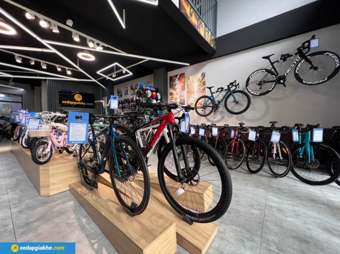 Không gian hiện đại và rộng rãi của cửa hàng xe đạp Tân Phú tạo cảm giác thoải mái cho khách hàng