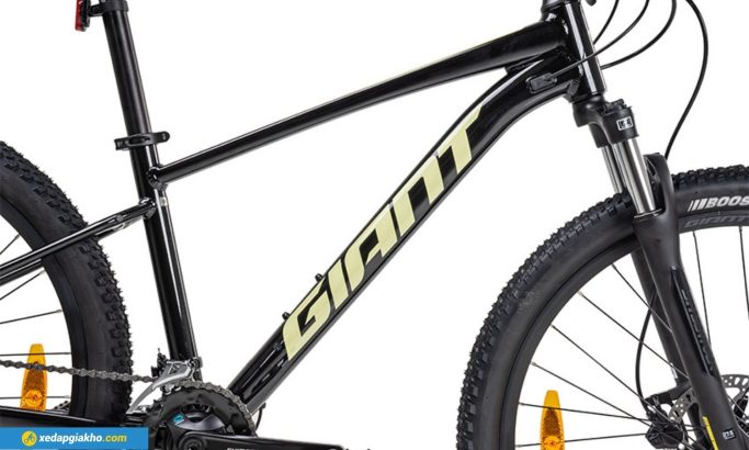 Khung xe MTB GIANT Talon 3 – 2024 được chế tạo từ hợp kim nhôm ALUXX-Grade Aluminum, đảm bảo độ bền chắc