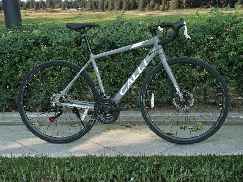 Xe Đạp Đua Giá Rẻ Dưới 5 Triệu: Top 4 Mẫu Cho Người Mới 6 Xe đạp Calli R2.0 Pro sẵn sàng đồng hành trong mọi hành trình