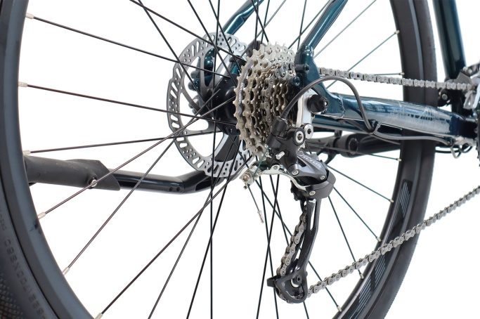 Ưu điểm của groupset Shimano Altus là hiệu suất ổn định, điều chỉnh tốc độ mượt mà và chính xác