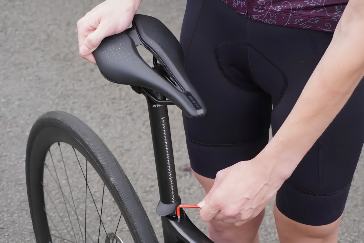 Road Bike Là Gì? Top 5 Xe Đạp Đua Hot Đáng Mua 9 Điều chỉnh yên xe phù hợp giúp đạp xe thoải mái