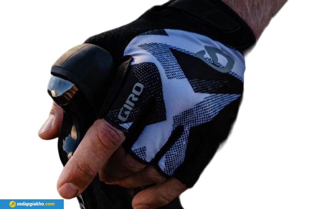 Đeo găng tay giúp tăng độ bám cho tay lái