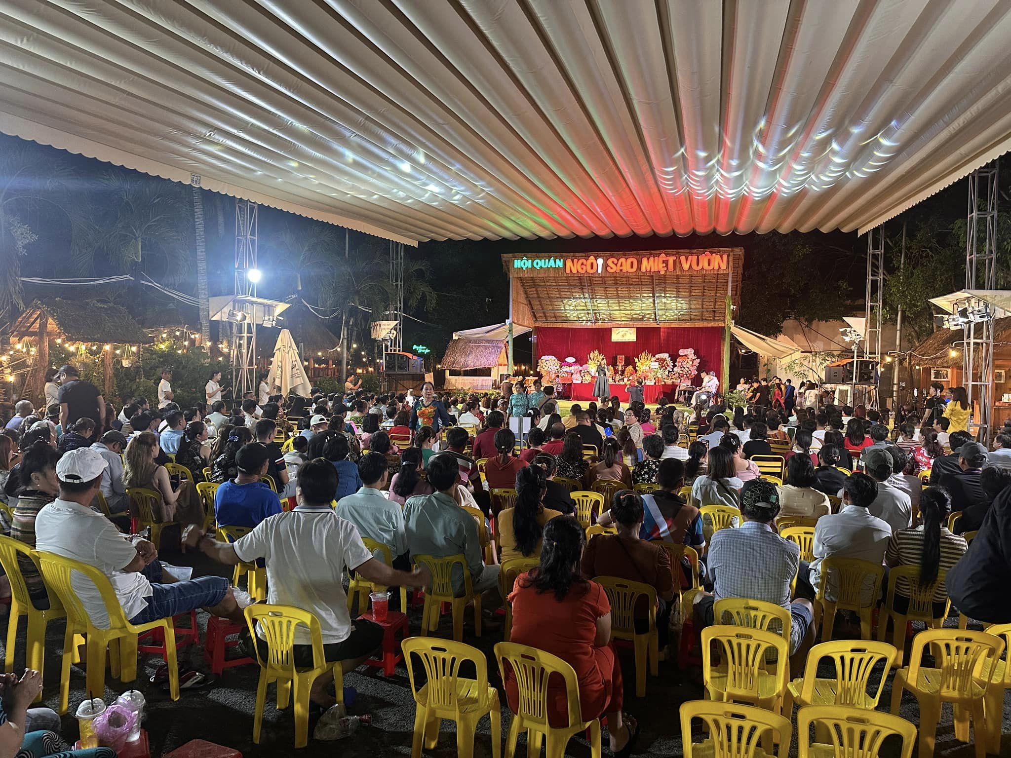 Hội Quán Ngôi Sao Miệt Vườn là một điểm giải trí do Khương Dừa tổ chức.