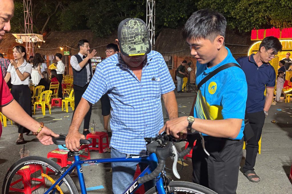 Nhờ vào Ngôi Sao Miệt Vườn, Xe Đạp Giá Kho có cơ hội giới thiệu sản phẩm, thu hút sự quan tâm của đông đảo người dân.