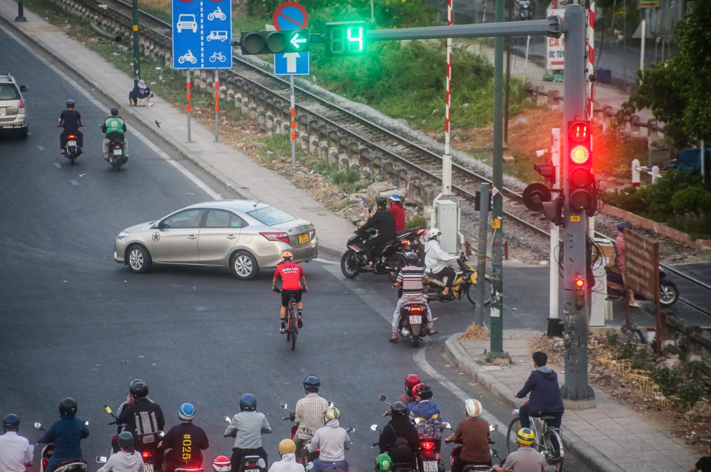 Hành vi vượt đèn đỏ cũng không hề hiếm gặp đối với những người điều khiển xe đạp tham gia giao thông