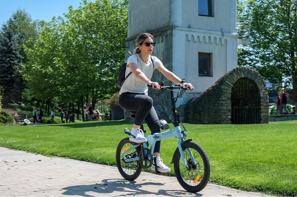 Xe đạp trợ lực điện (e-bike) nổi bật nhờ sự kết hợp giữa động cơ điện và đạp xe truyền thống