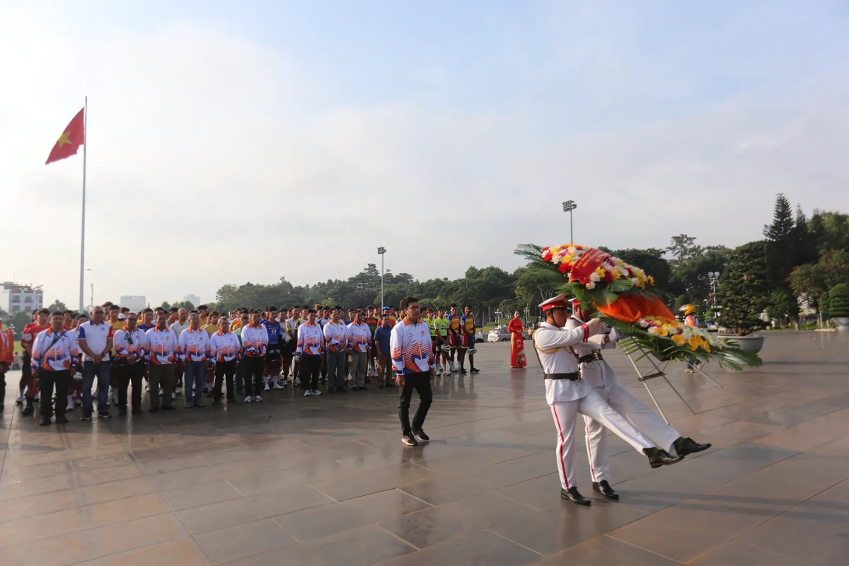 105 Cua Rơ Sẵn Sàng Bão Tốc Trên Cao Nguyên! Cúp Truyền Hình Tp. Hồ Chí Minh 3 Các vận động viên làm lễ trước trận