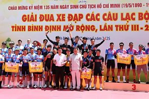 Ban tổ chức trao giải cho các tay đua đạt được thành tích cao