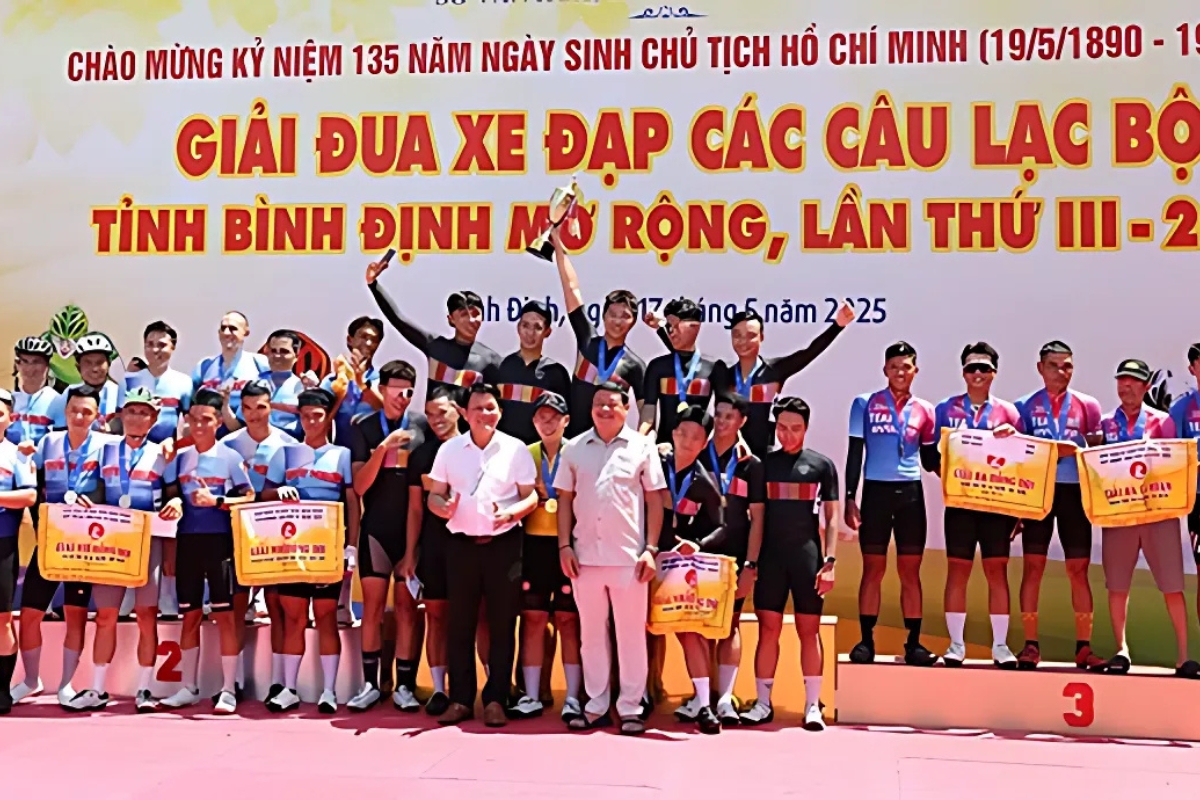 Bình Định Tổ Chức Giải Xe Đạp Các Câu Lạc Bộ Mở Rộng 2025 2 Ban tổ chức trao giải cho các tay đua đạt được thành tích cao